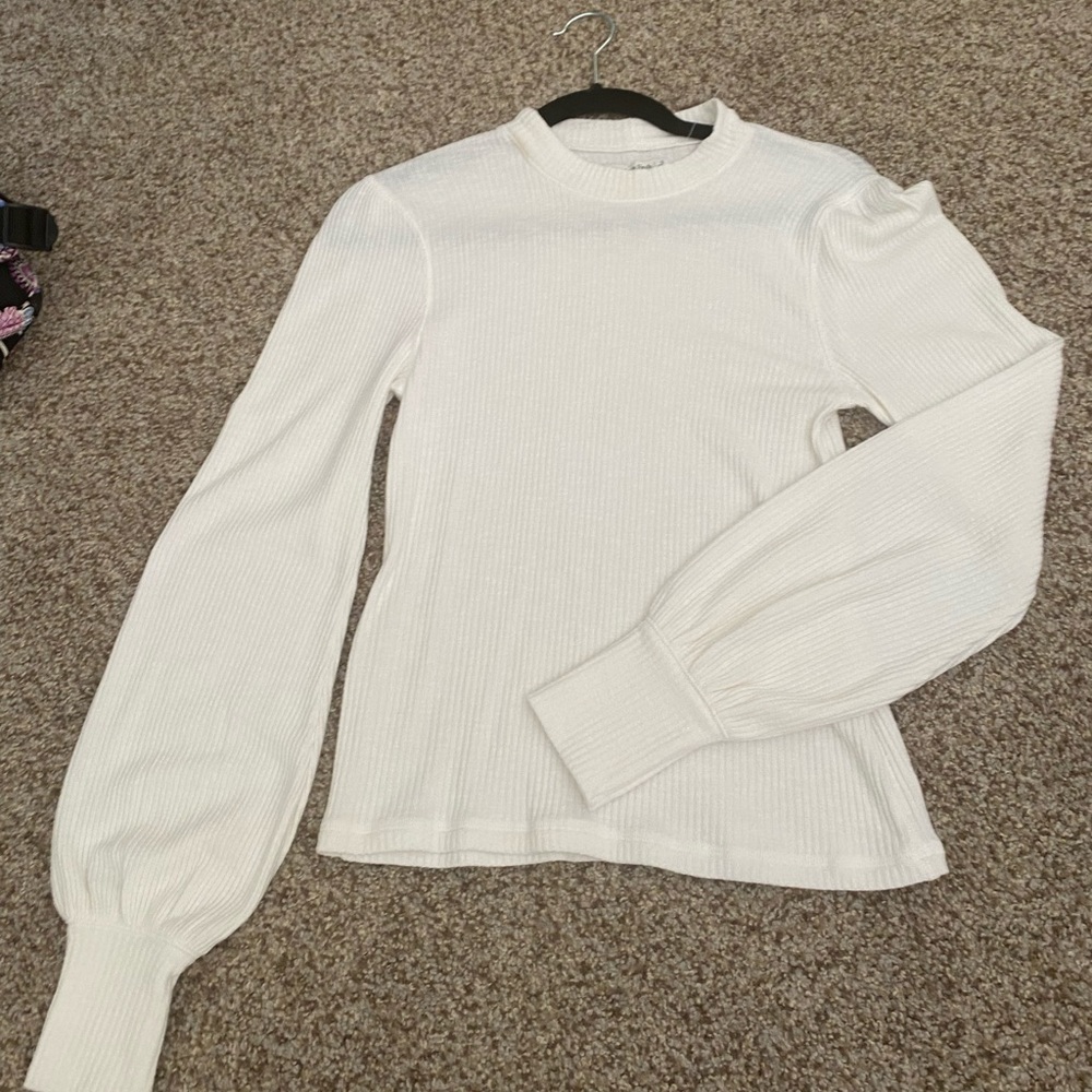 Cute white top, perfect for the fall with a pair of jeans and some cute boots